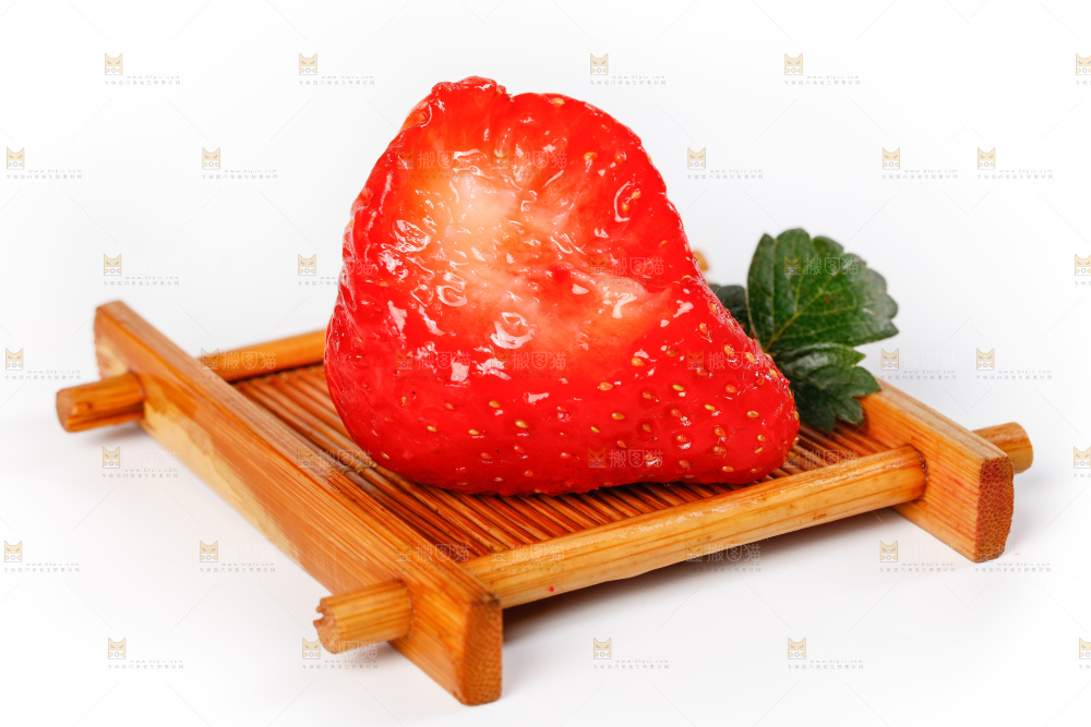 白底上的99牛奶草莓