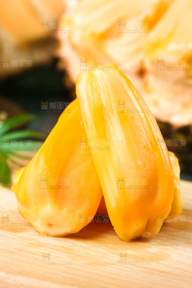 木板上放着红肉菠萝蜜