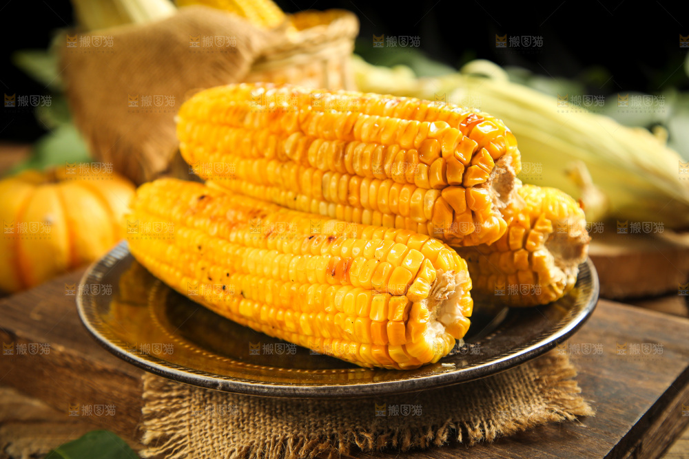 盘子里装烤玉米