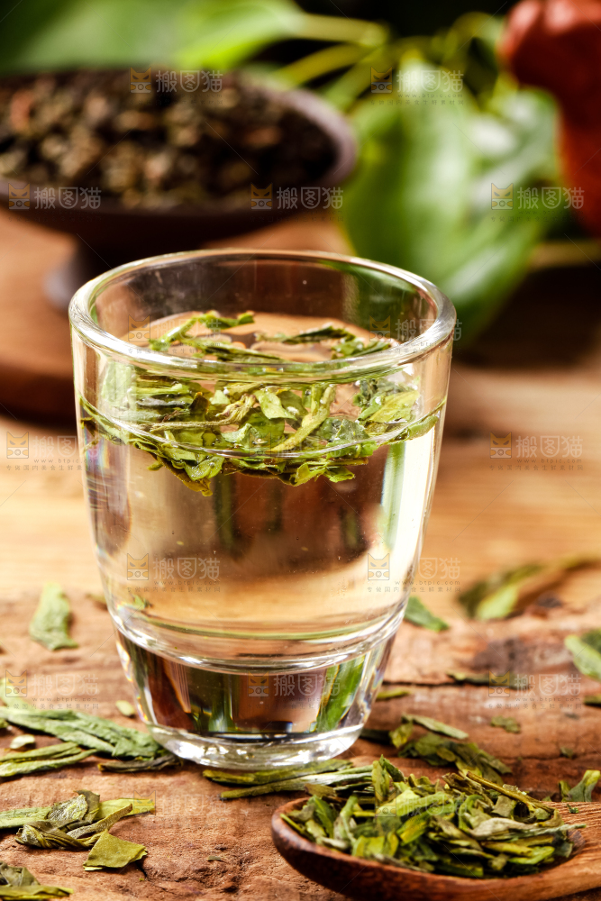 杯子里泡着龙井茶