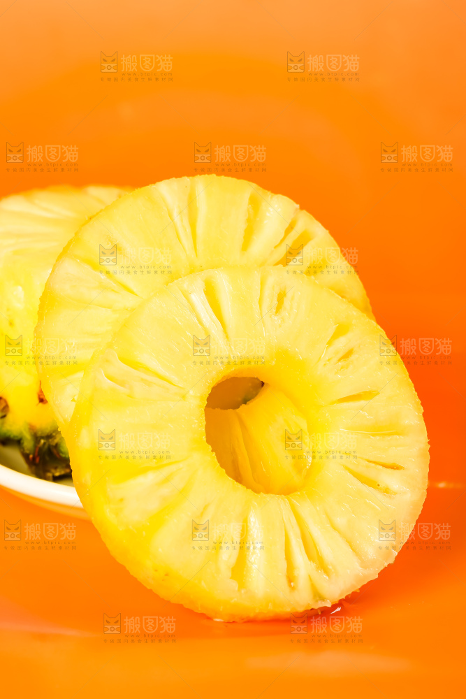 盘子里装着泰国小菠萝