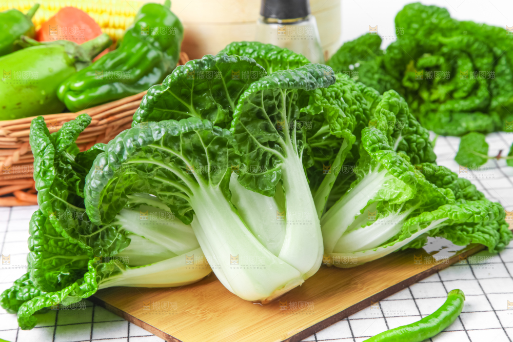 木板上的奶油白菜