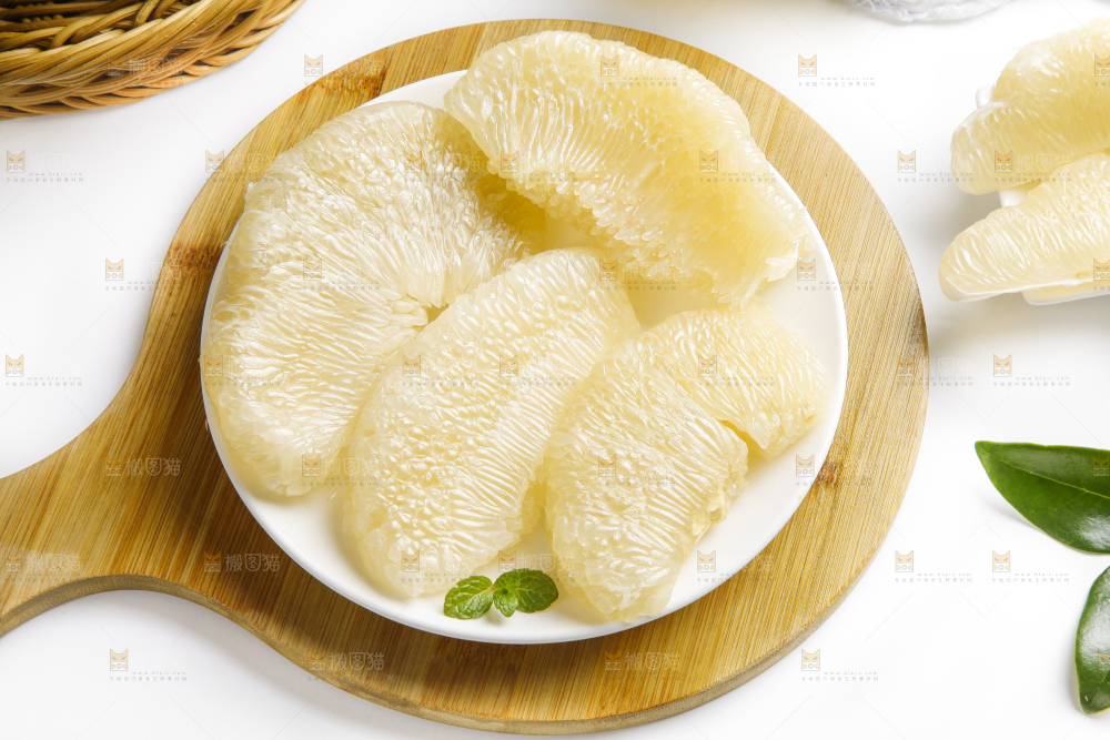 盘子里装着平和白心蜜柚