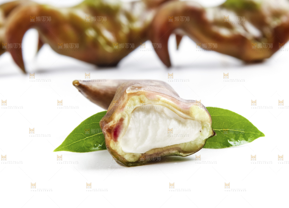 浅底上放着洪湖菱角