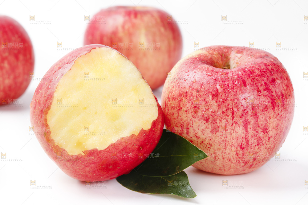 白底上放着红富士苹果