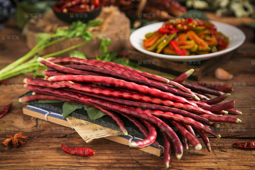 盘子里的紫豆角