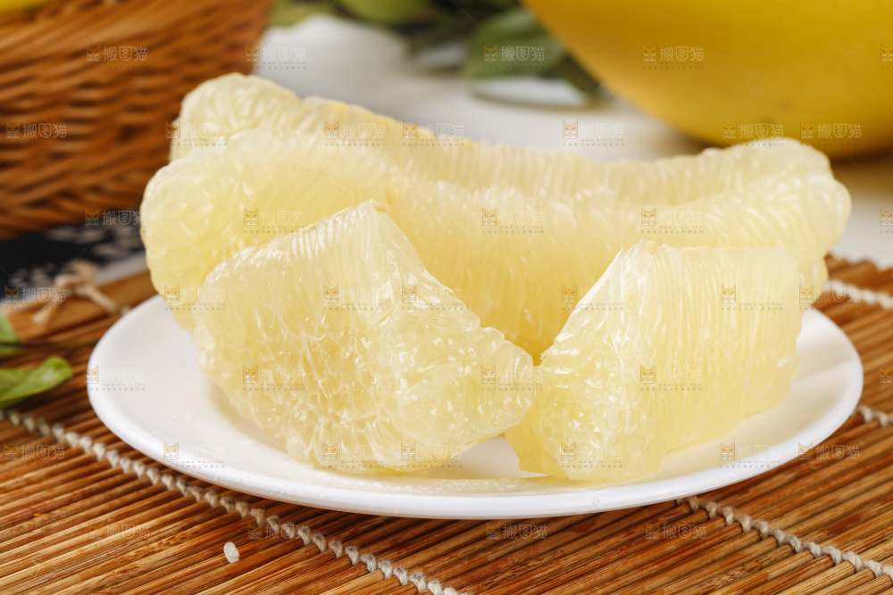 盘子里装着白肉柚子