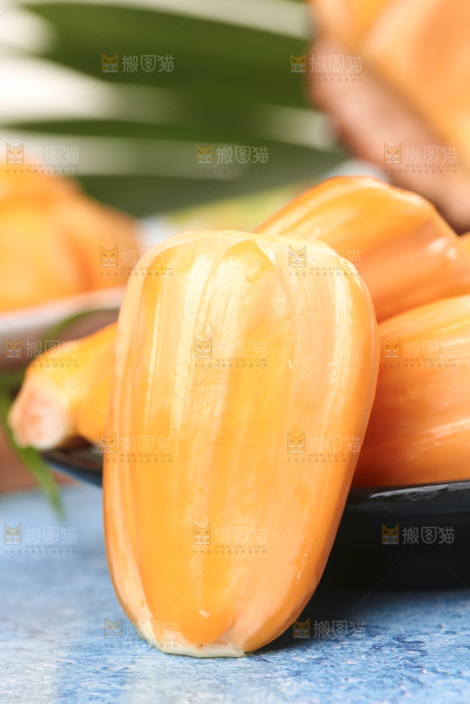 蓝底上放着泰国菠萝蜜