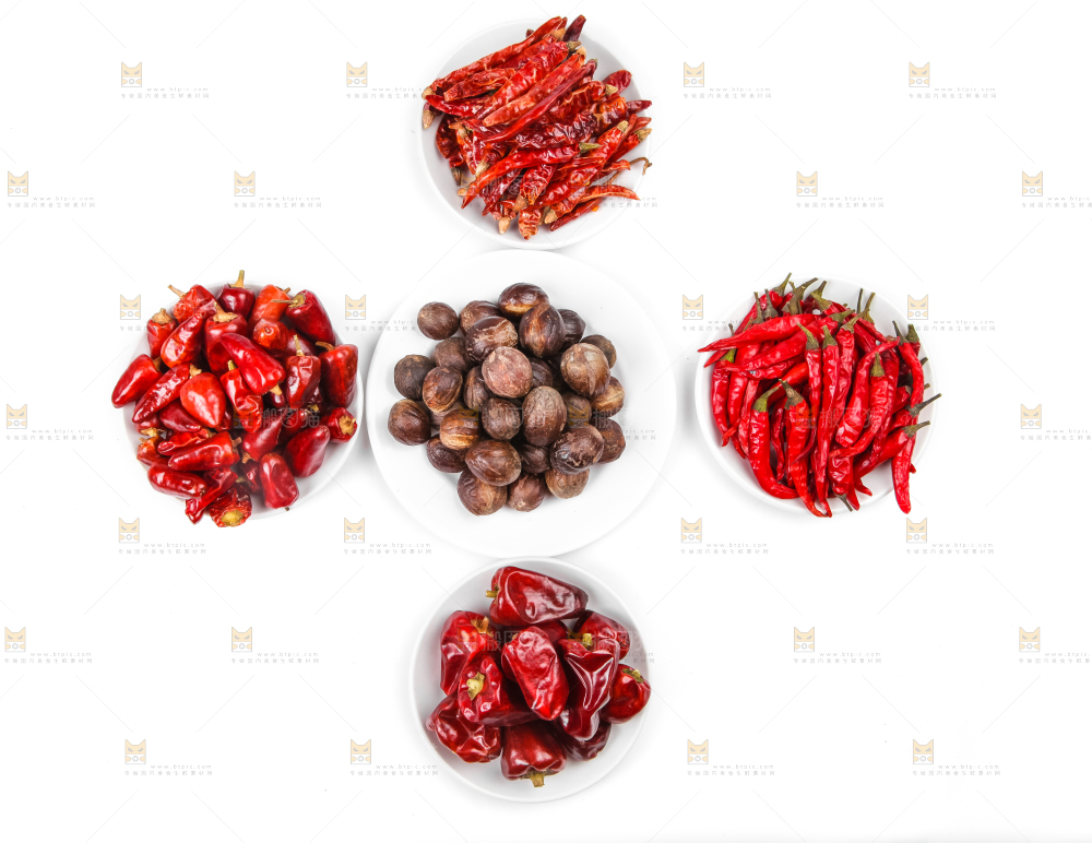 白底上放着香料组合