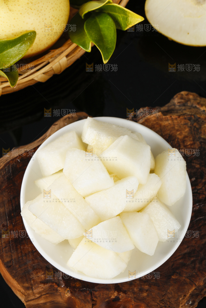 叉子上叉着皇冠梨果肉