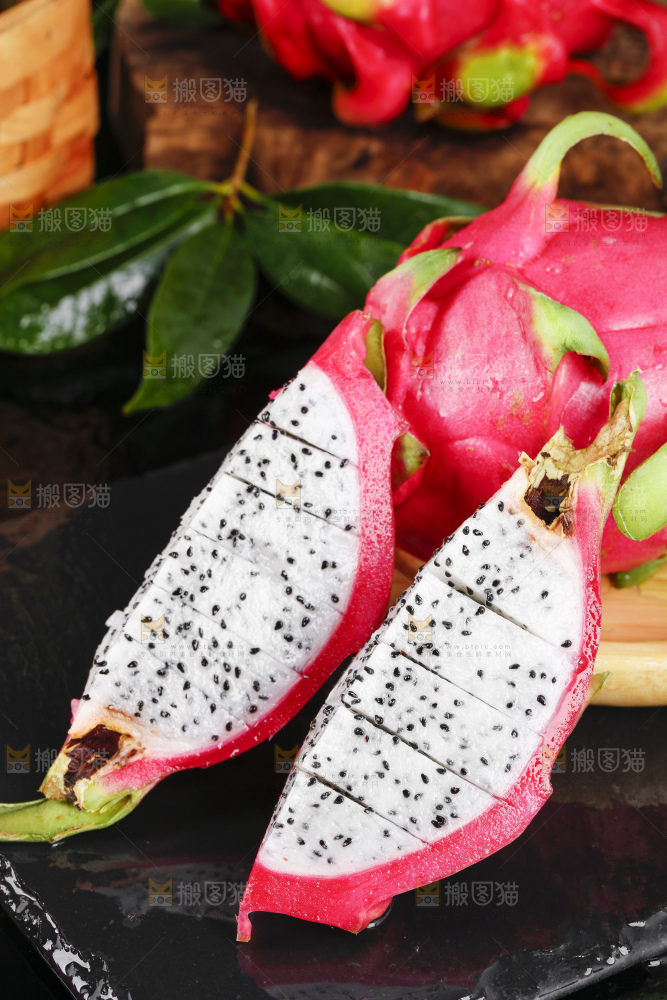 黑石板上的云南白心火龙果