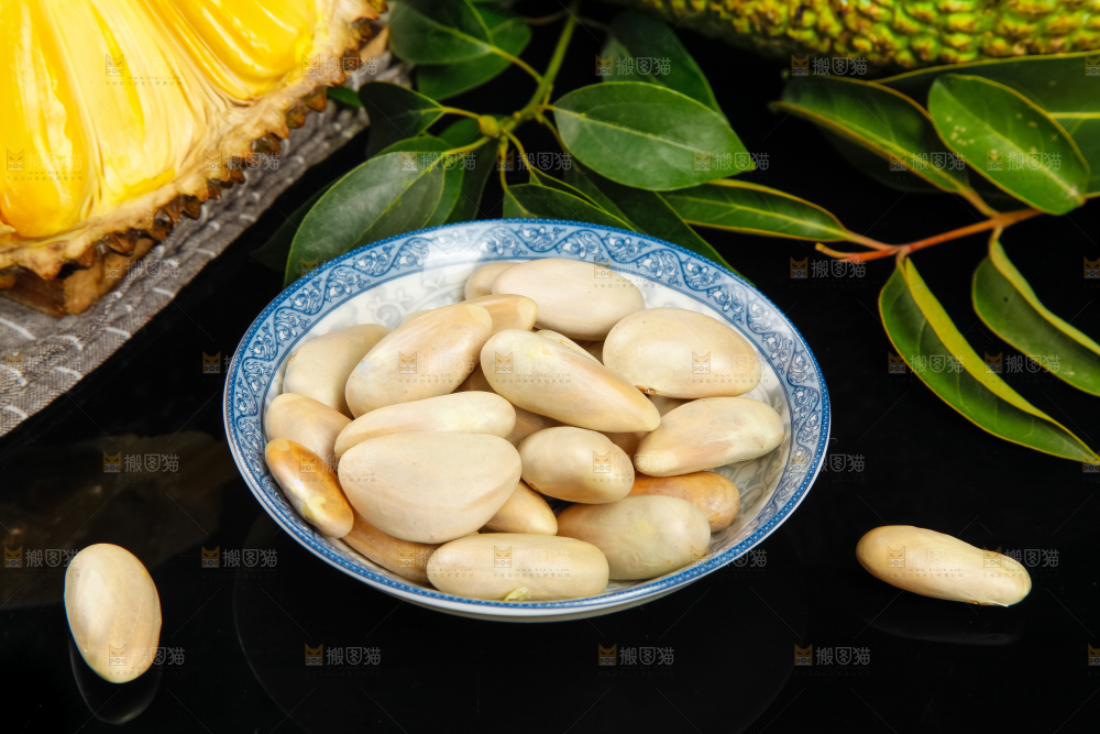 盘子里装着菠萝蜜籽