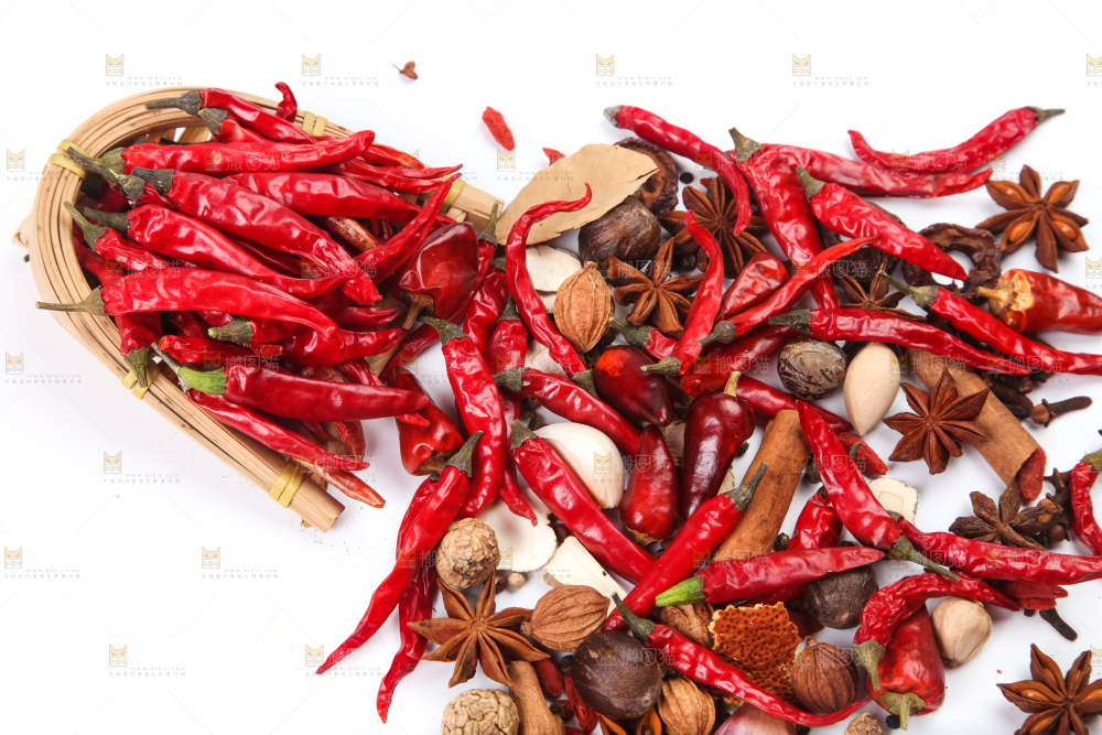 白底上放着香料组合
