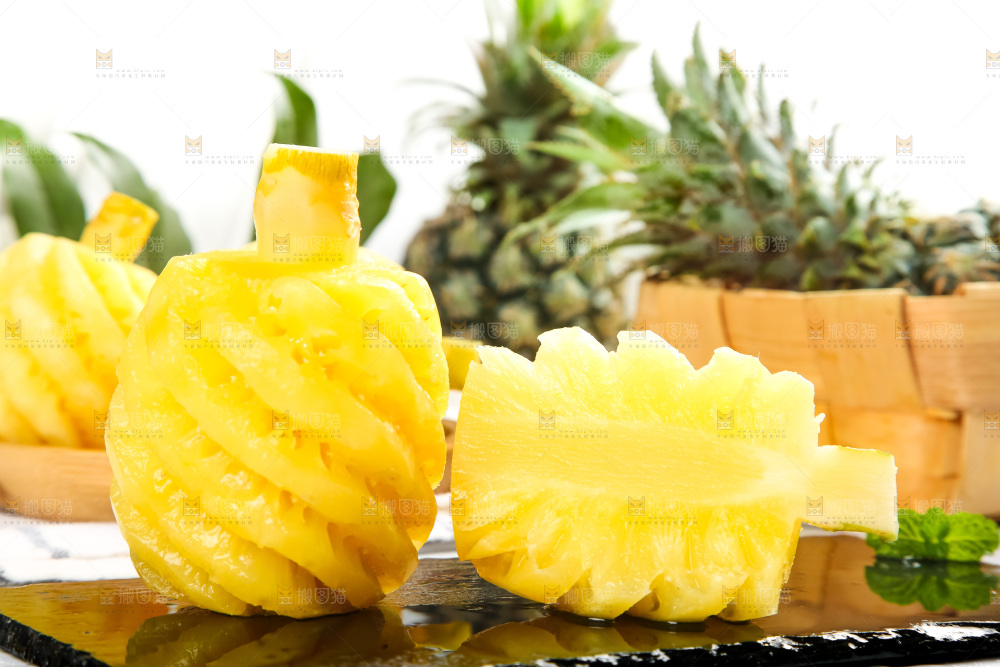 黑石板上放着香水小菠萝