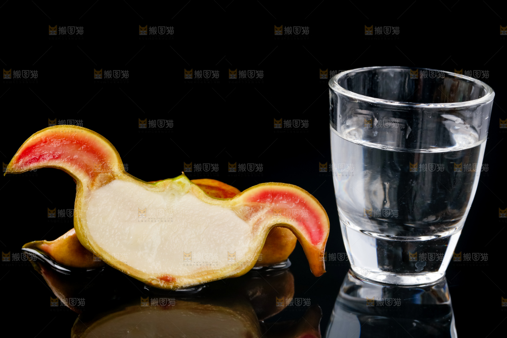 黑底上放着菱角和水