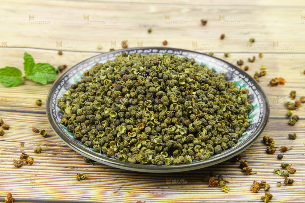 盘子里装着青麻椒