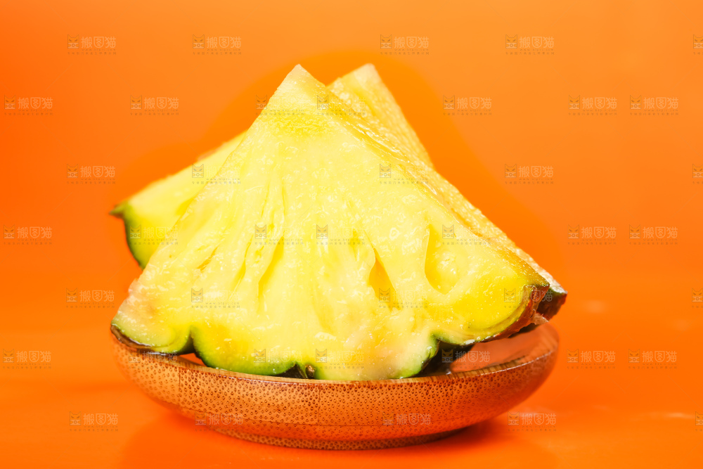 盘子里装着泰国小菠萝