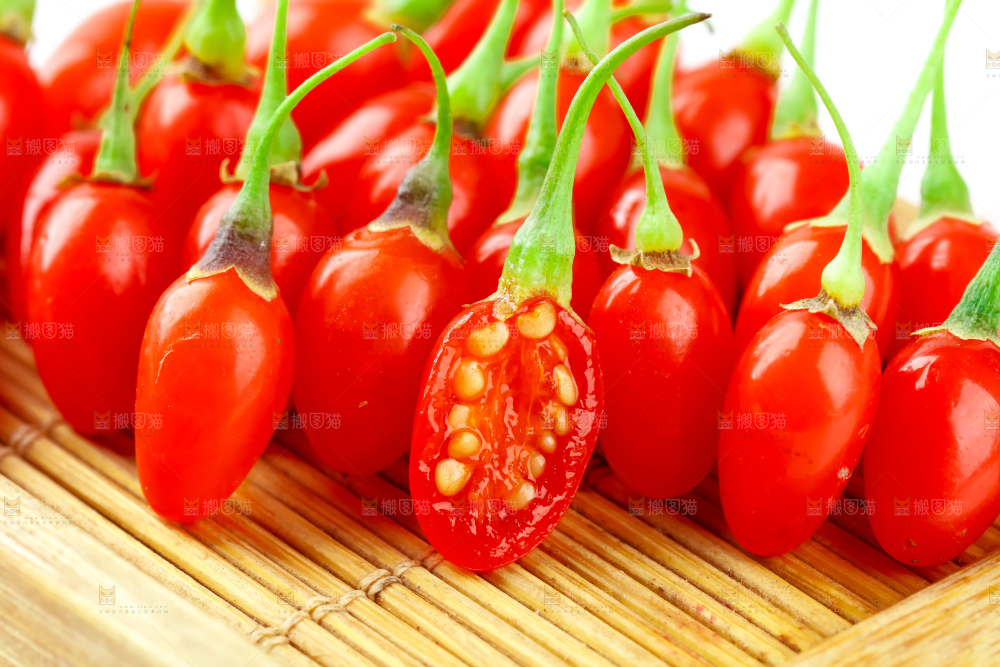 白底上放着红枸杞