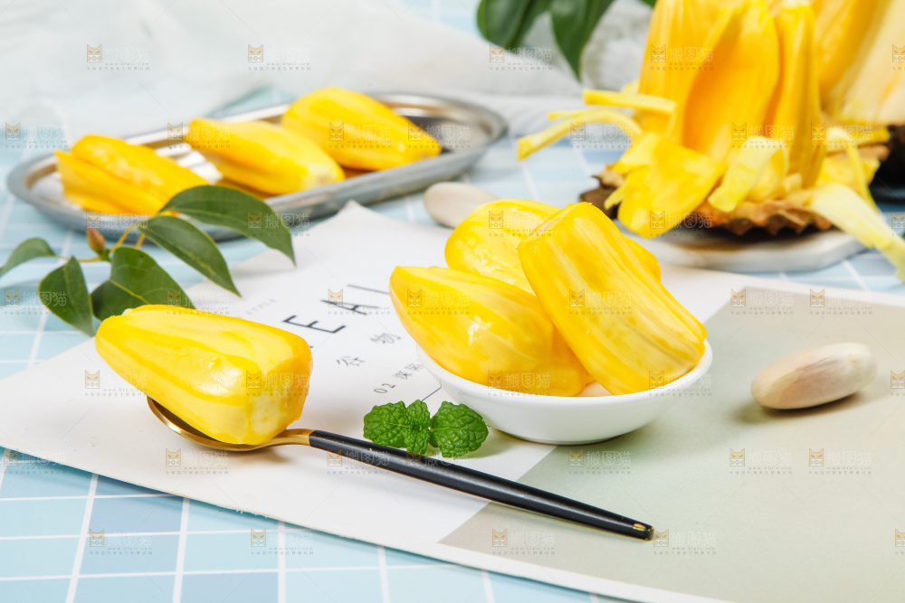 盘子里装着黄心菠萝蜜