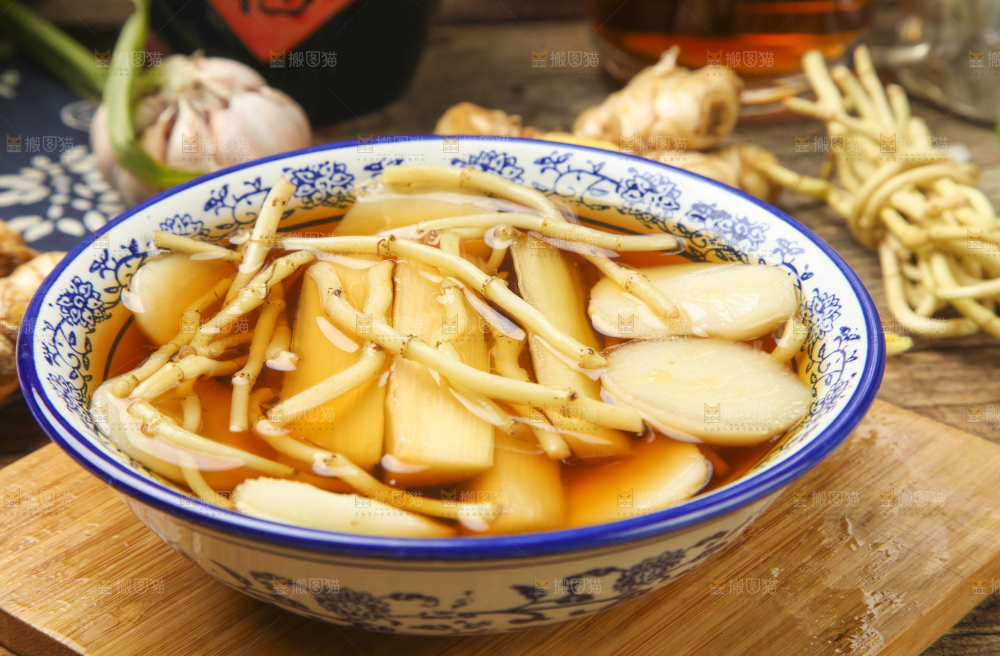碗里装着腌生姜