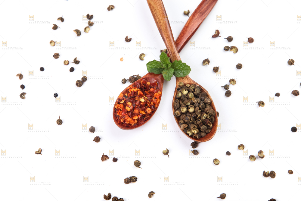 白底上放着香料组合