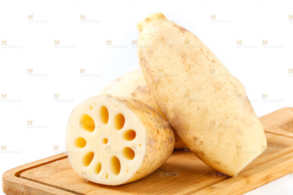 砧板上放着莲藕