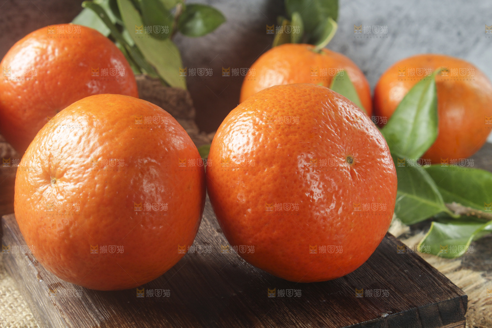 木板上放着沃柑