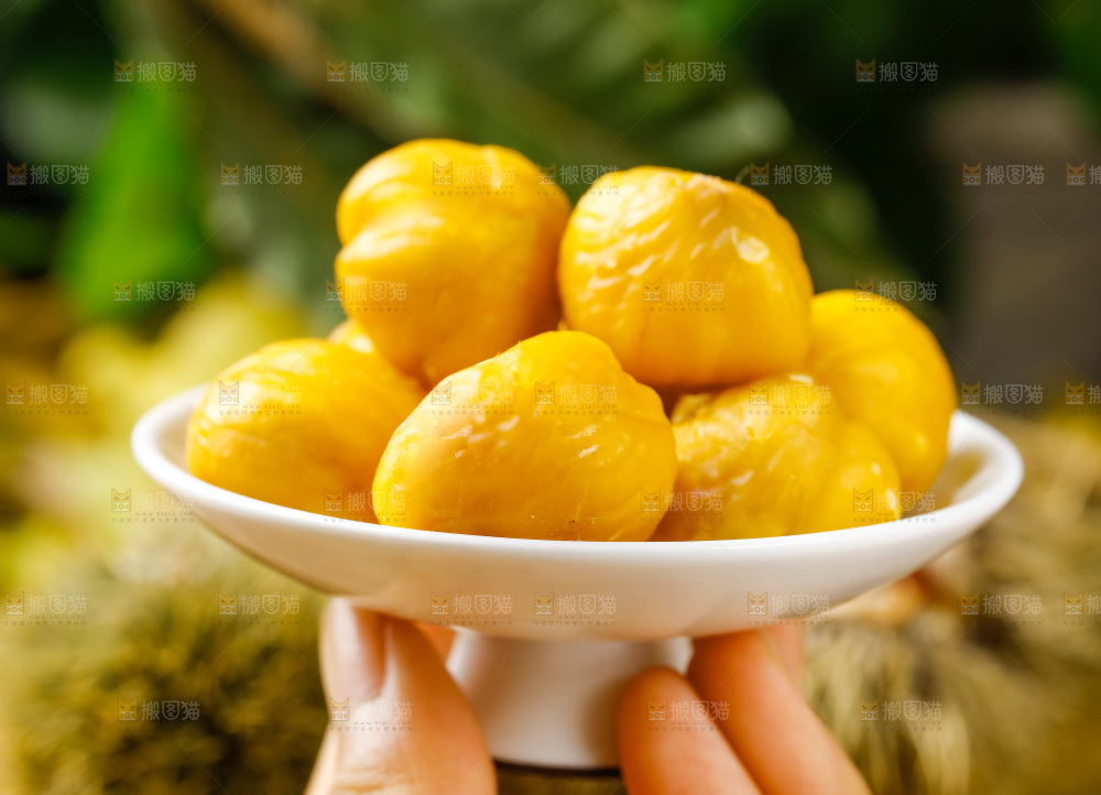 碟子里放着板栗