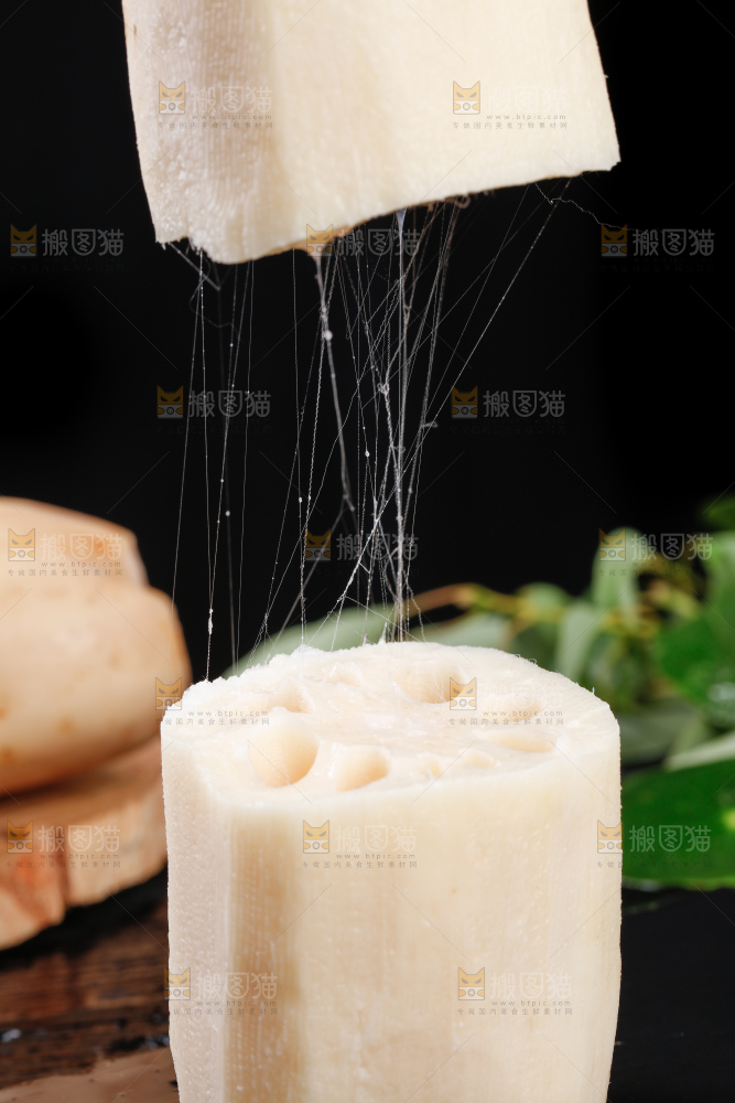 黑石板上放着新鲜莲藕