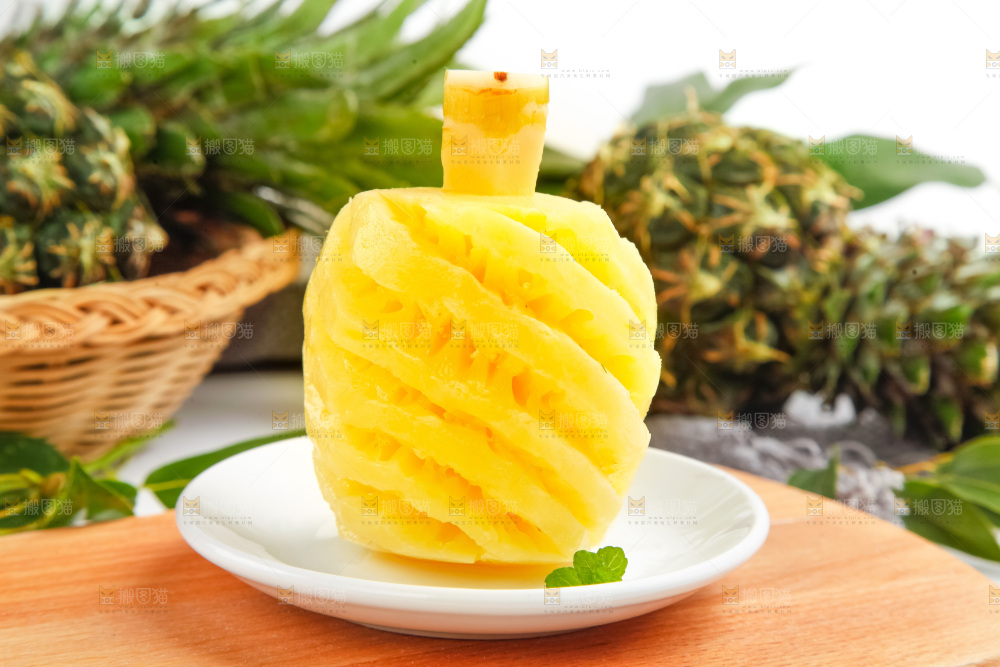 盘子里的泰国香水小菠萝
