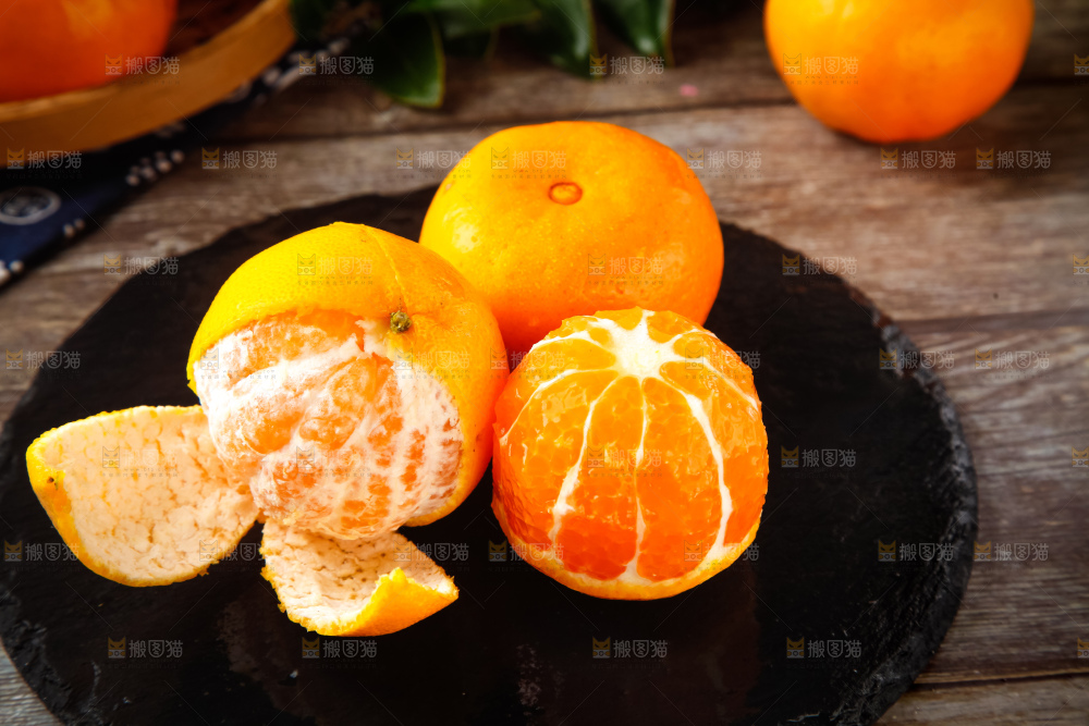 黑石板上放着蜜橘