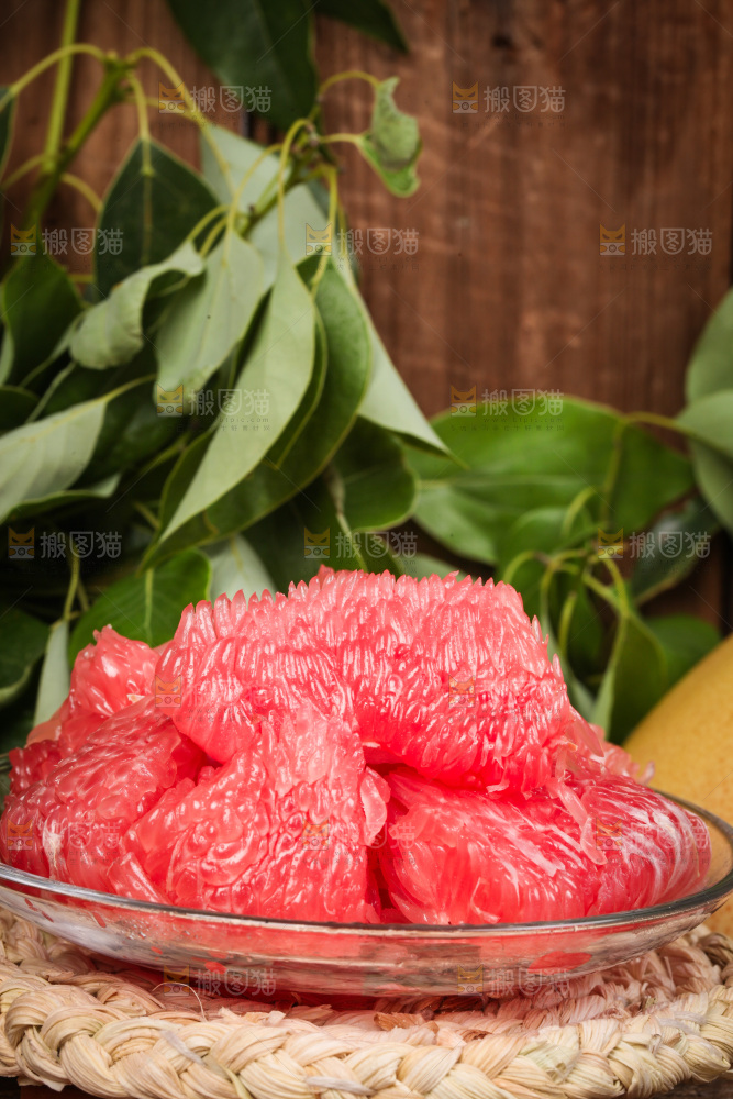 深底上放着红心蜜柚