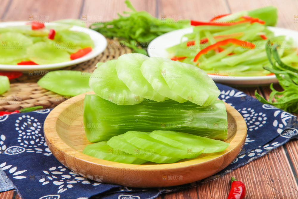 盘子里的莴苣笋