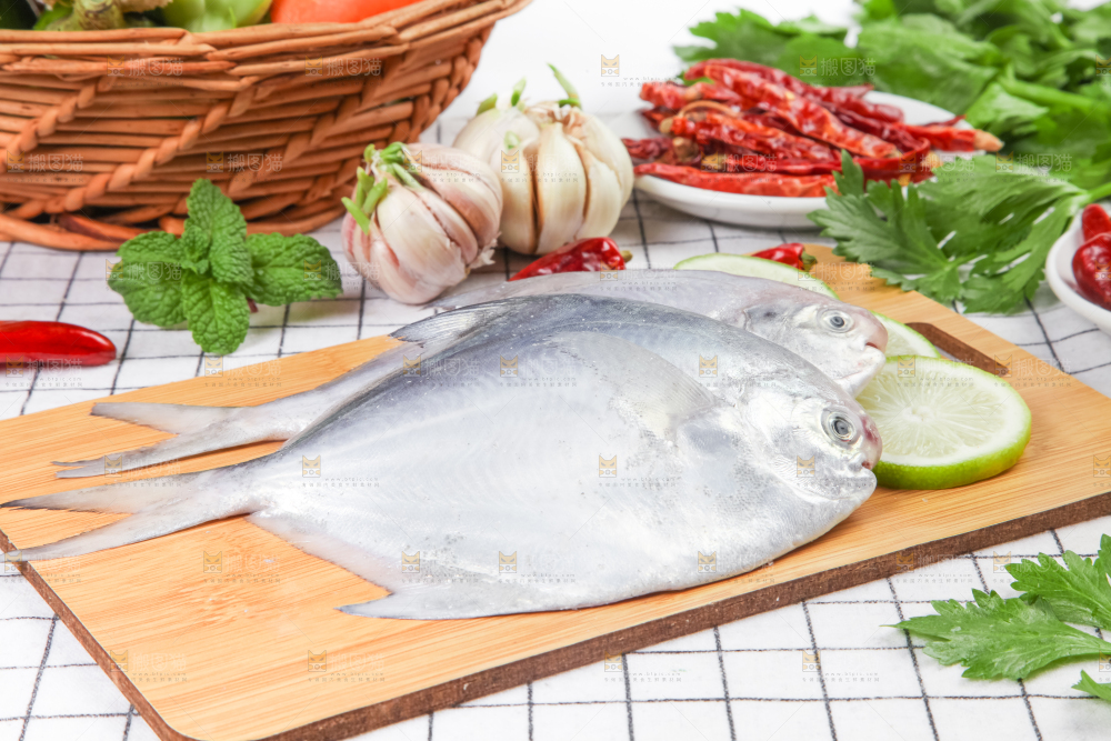木板上放着银鲳鱼