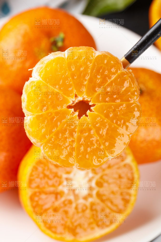 盘子里装着小蜜橘