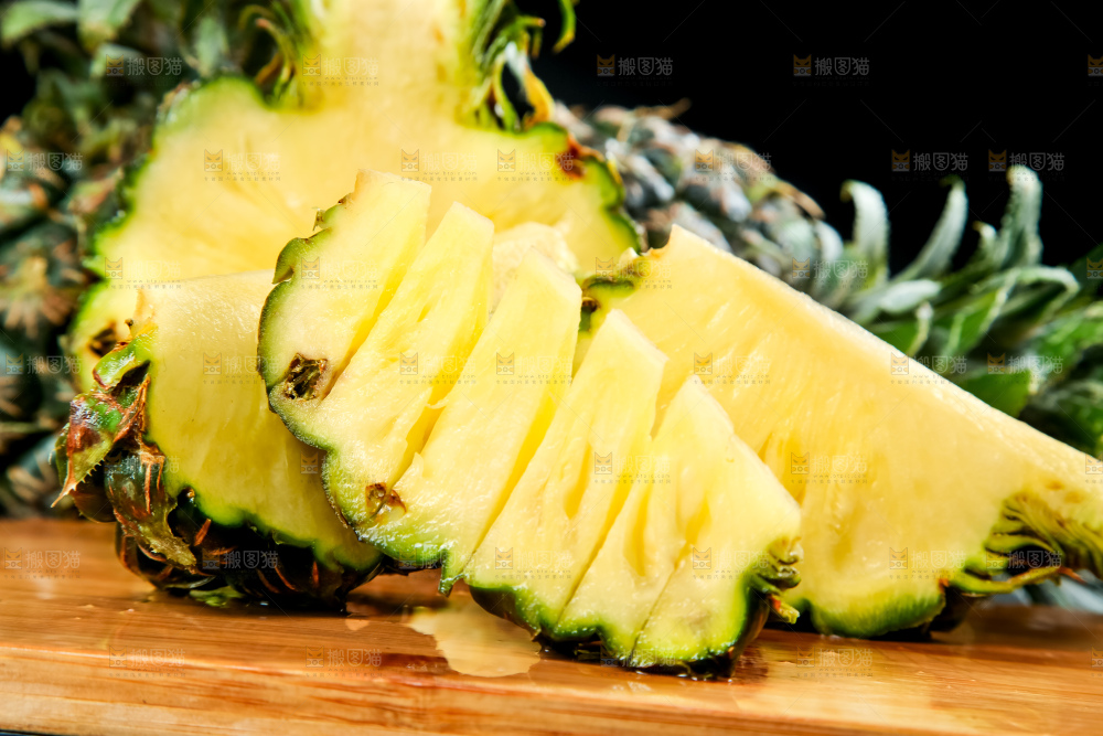 木底上的泰国小菠萝
