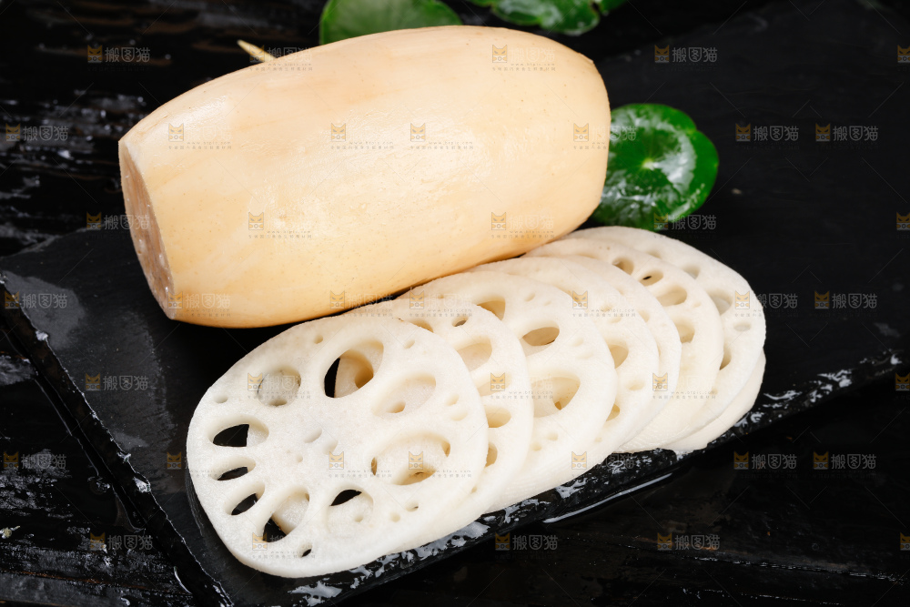 黑底上一堆湖北莲藕和切片的莲藕