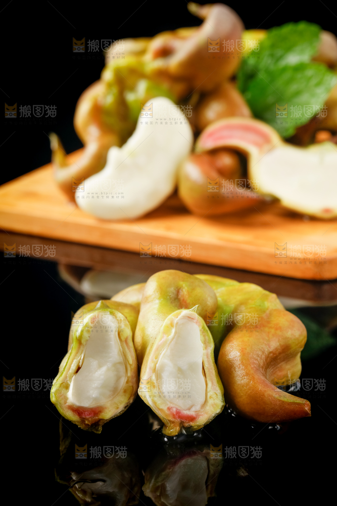 木板上放着洪湖菱角