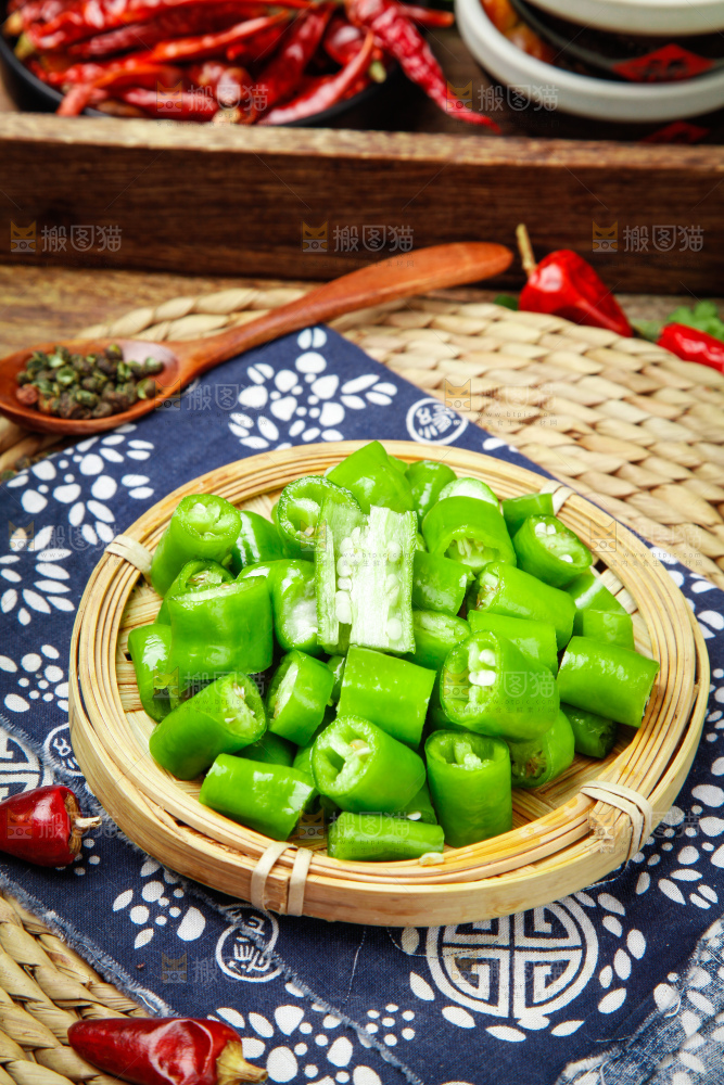 花布底上的青椒