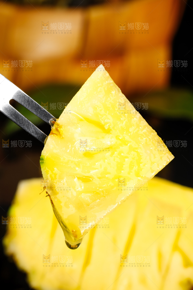 叉子上叉着小菠萝果肉