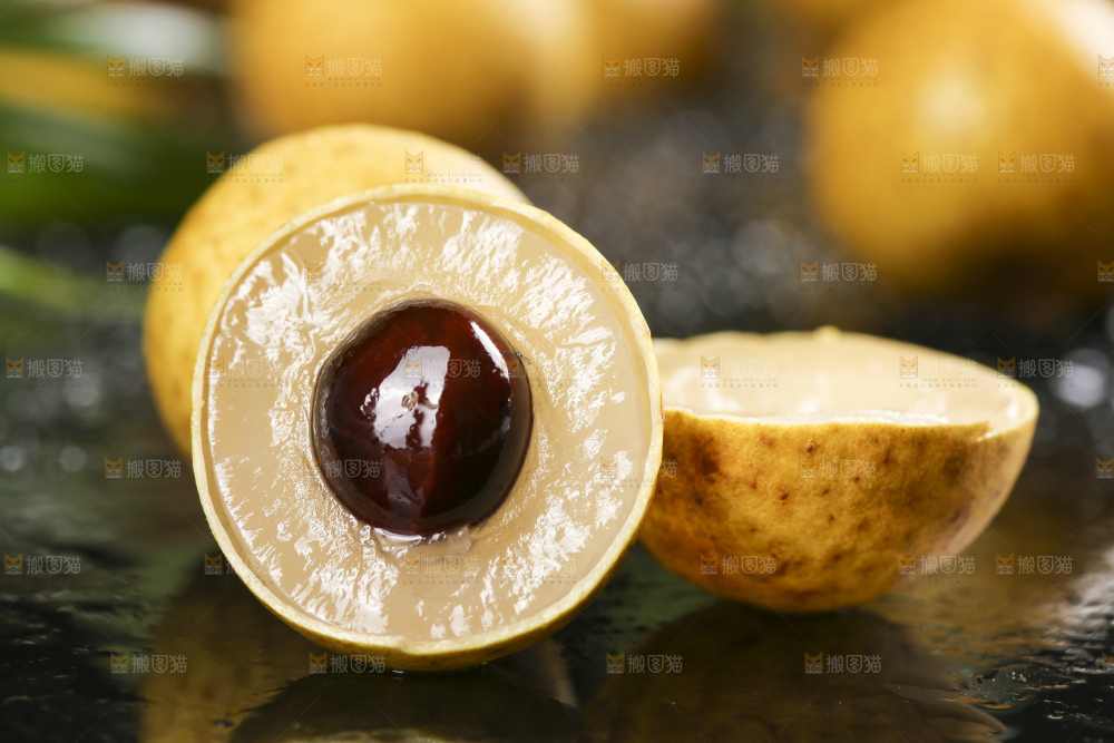 黑石板上摆放着新鲜龙眼