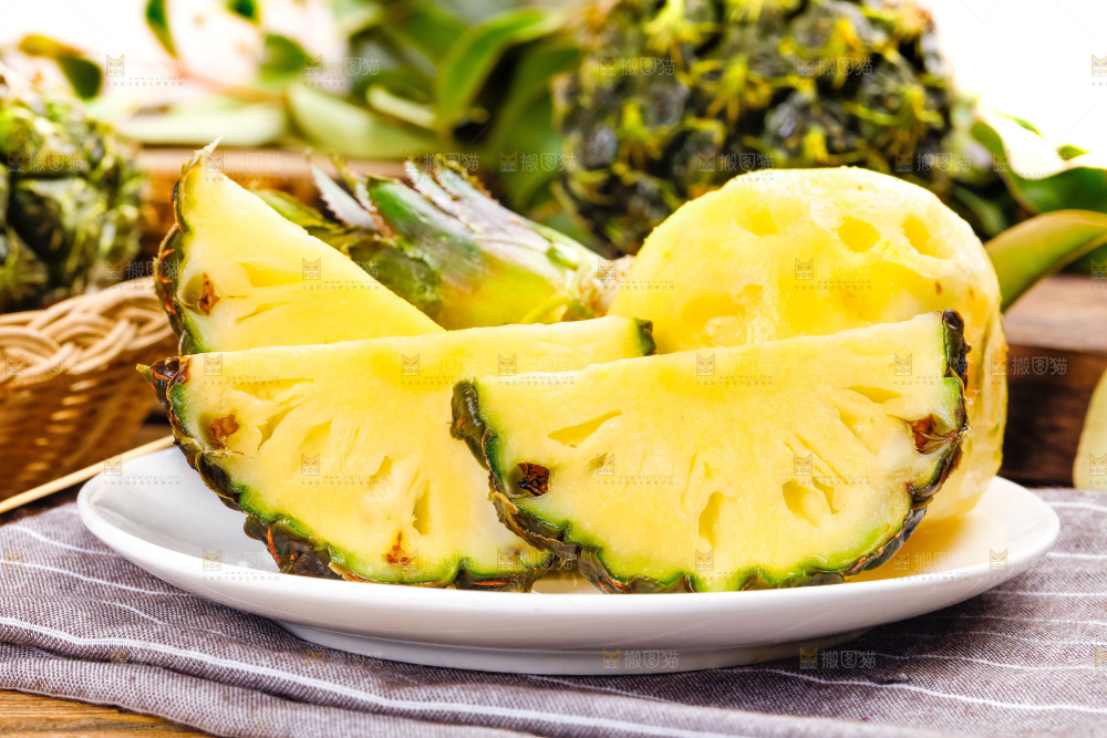 盘子里装着香水小菠萝