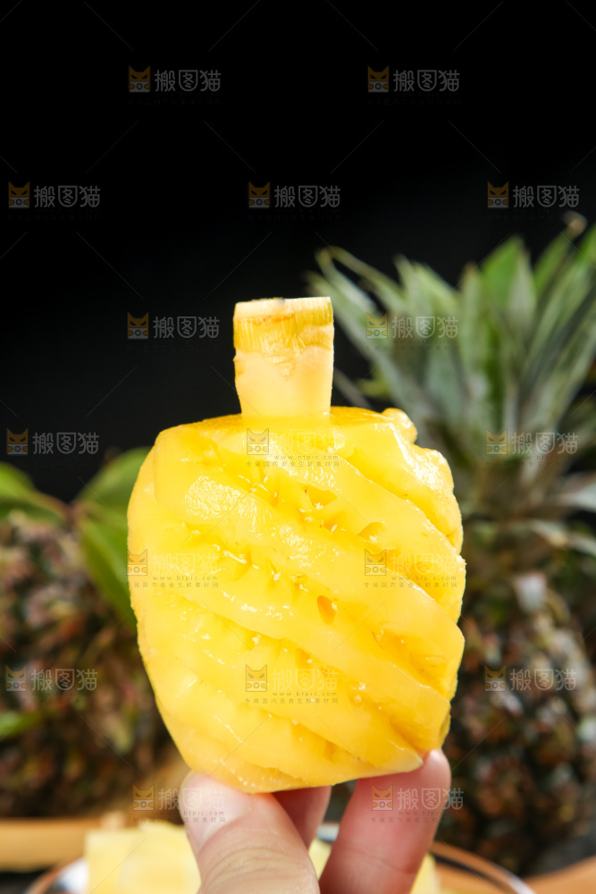 手里拿着新鲜小菠萝