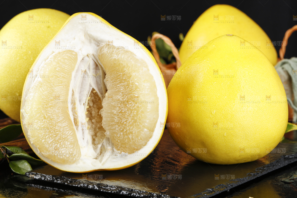 黑石板上的水晶蜜柚果肉