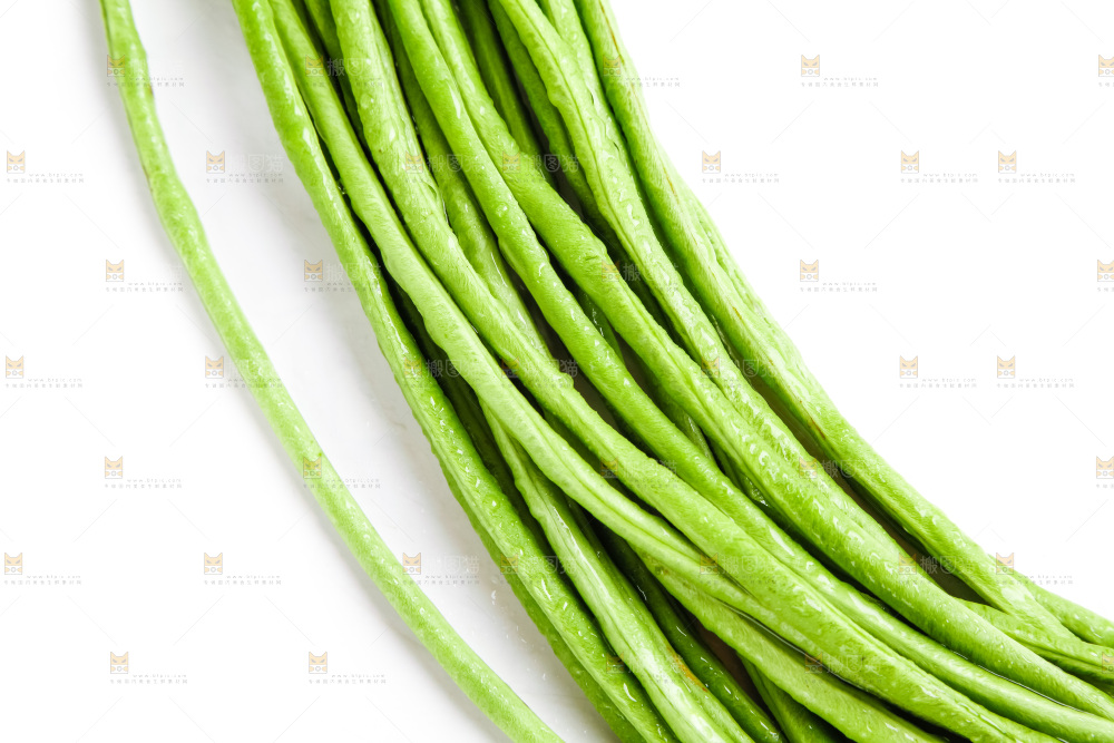 白底上放着豇豆角