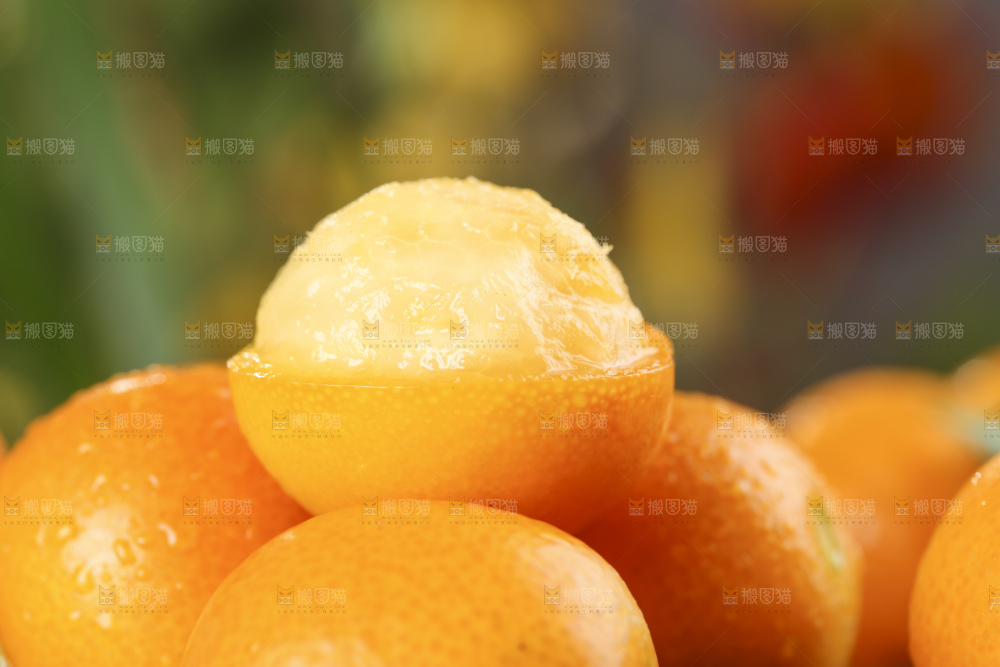 木底上放着新鲜金钱桔