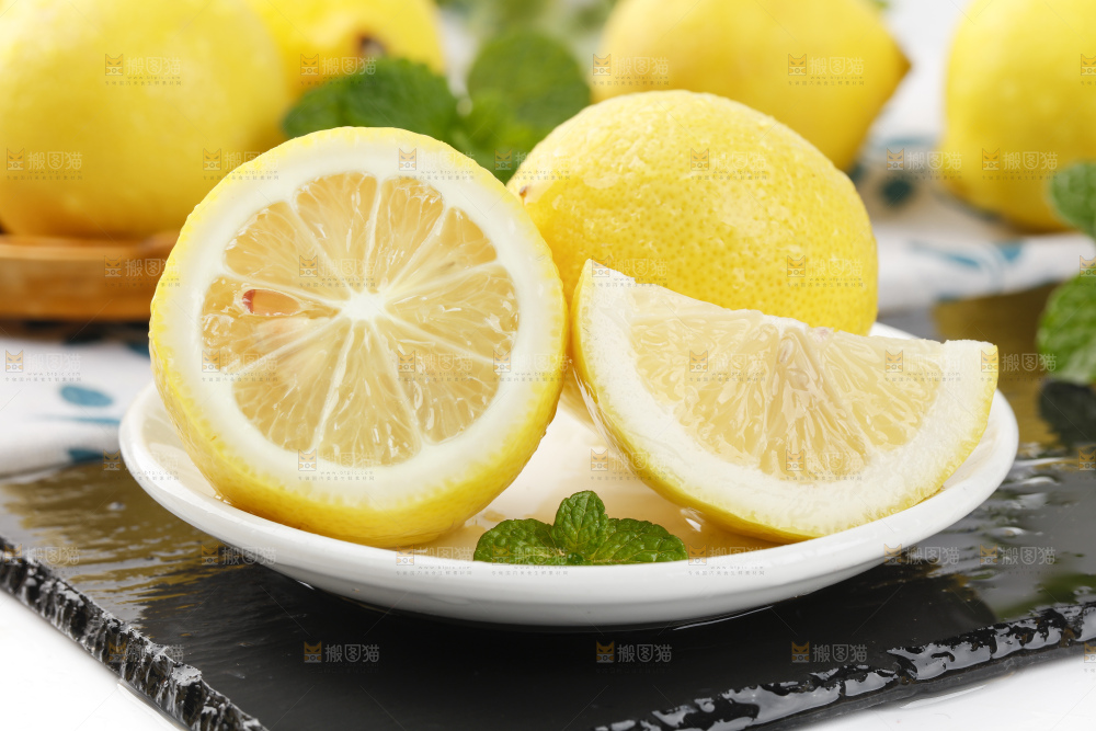 黑石板上的黄柠檬