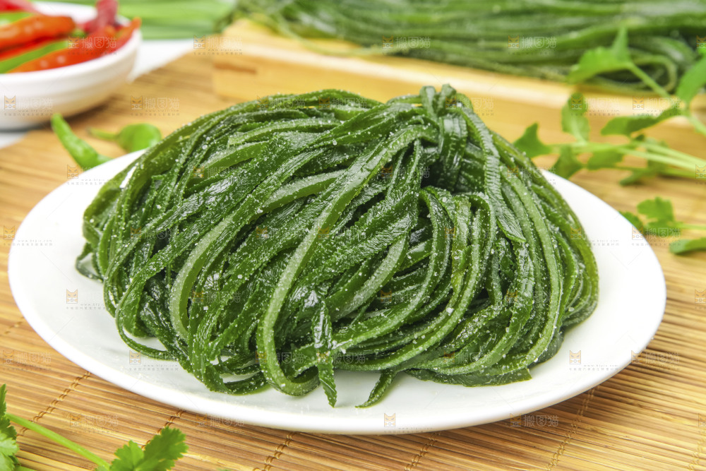 盘子里的盐渍海带丝