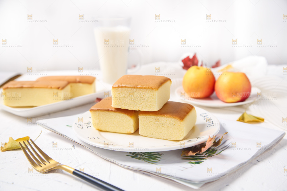 盘子里装着小蛋糕