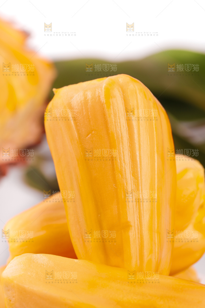 碟子里装着越南红心菠萝蜜
